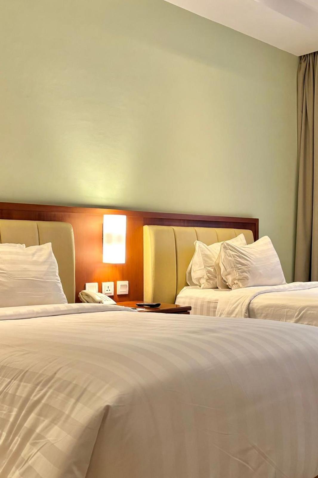 Thong's Inn Hotel Kualanamu Medan Bagian luar foto